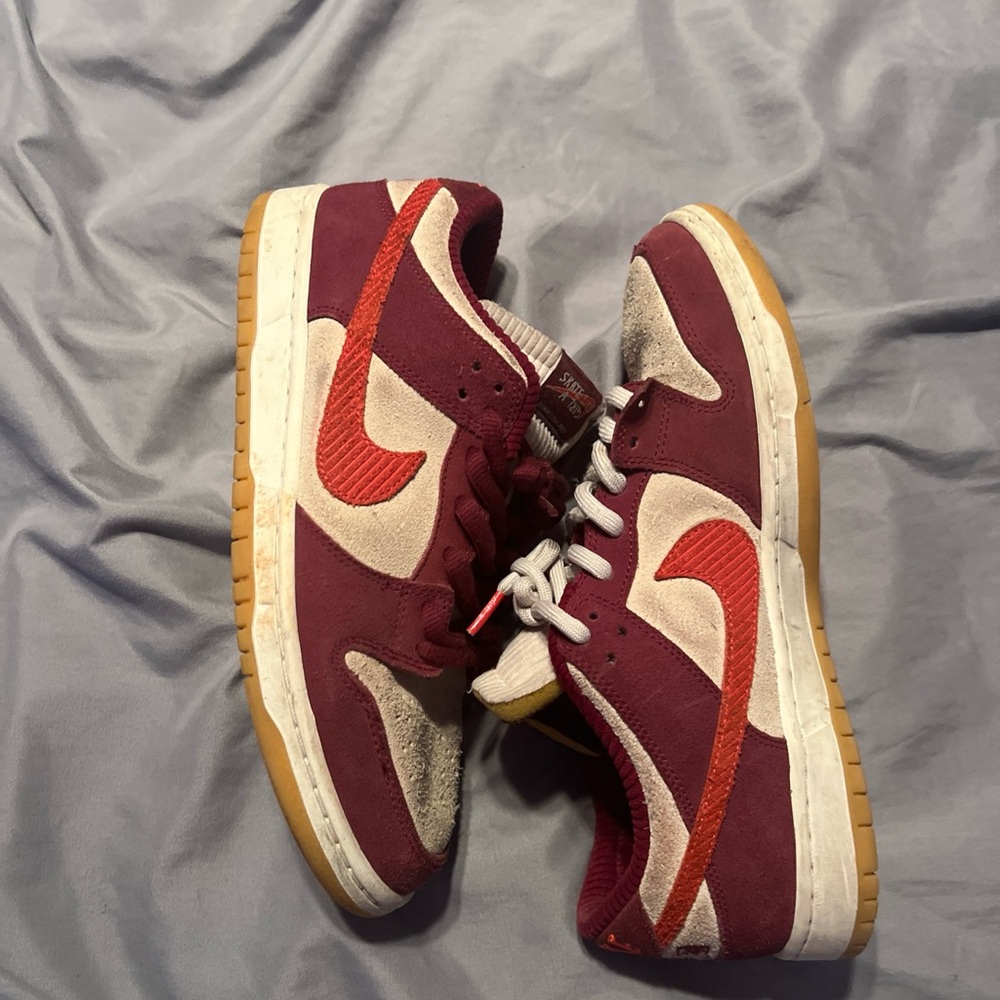 Nike sb skate like a girl size 10.5 good condition comes with other white lace